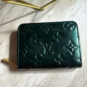 Louis Vuitton patent leather zippy wallet